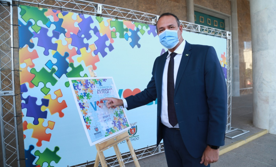 Noventa peças formam o quebra-cabeça que uniu autoridades do Paraná em prol da conscientização sobre o Transtorno do Espectro Autista, nesta segunda-feira (5). Em uma ação organizada pela Superintendência Geral de Ação Solidária do Governo do Estado (SGAS), o governador Carlos Massa Ratinho Junior, secretários de Estado e chefes de outros poderes compareceram ao Palácio Iguaçu para montarem uma peça do mosaico que serve de metáfora para a complexidade do autismo. Foto: Valdelino Pontes