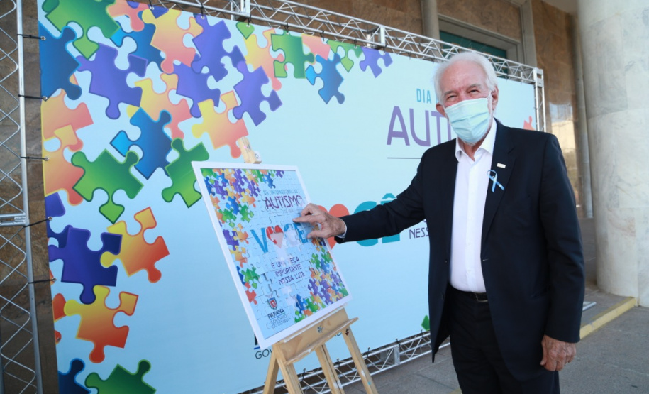 Noventa peças formam o quebra-cabeça que uniu autoridades do Paraná em prol da conscientização sobre o Transtorno do Espectro Autista, nesta segunda-feira (5). Em uma ação organizada pela Superintendência Geral de Ação Solidária do Governo do Estado (SGAS), o governador Carlos Massa Ratinho Junior, secretários de Estado e chefes de outros poderes compareceram ao Palácio Iguaçu para montarem uma peça do mosaico que serve de metáfora para a complexidade do autismo. Foto: Valdelino Pontes