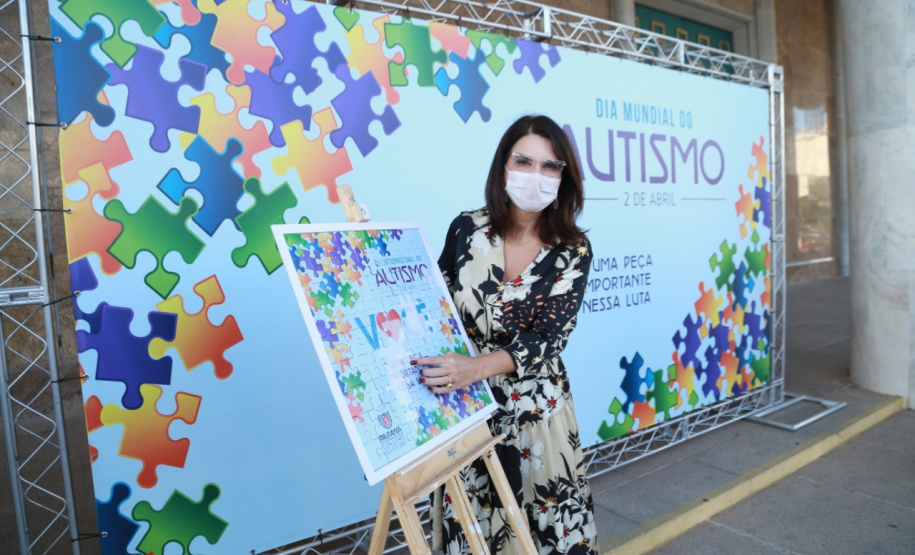 Noventa peças formam o quebra-cabeça que uniu autoridades do Paraná em prol da conscientização sobre o Transtorno do Espectro Autista, nesta segunda-feira (5). Em uma ação organizada pela Superintendência Geral de Ação Solidária do Governo do Estado (SGAS), o governador Carlos Massa Ratinho Junior, secretários de Estado e chefes de outros poderes compareceram ao Palácio Iguaçu para montarem uma peça do mosaico que serve de metáfora para a complexidade do autismo. Foto: Valdelino Pontes
