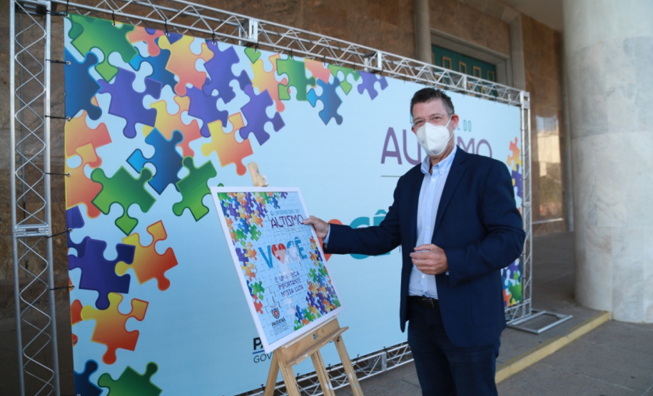 Noventa peças formam o quebra-cabeça que uniu autoridades do Paraná em prol da conscientização sobre o Transtorno do Espectro Autista, nesta segunda-feira (5). Em uma ação organizada pela Superintendência Geral de Ação Solidária do Governo do Estado (SGAS), o governador Carlos Massa Ratinho Junior, secretários de Estado e chefes de outros poderes compareceram ao Palácio Iguaçu para montarem uma peça do mosaico que serve de metáfora para a complexidade do autismo. Foto: Valdelino Pontes