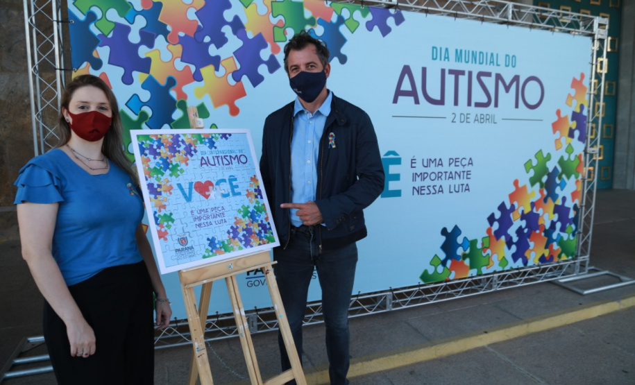 Noventa peças formam o quebra-cabeça que uniu autoridades do Paraná em prol da conscientização sobre o Transtorno do Espectro Autista, nesta segunda-feira (5). Em uma ação organizada pela Superintendência Geral de Ação Solidária do Governo do Estado (SGAS), o governador Carlos Massa Ratinho Junior, secretários de Estado e chefes de outros poderes compareceram ao Palácio Iguaçu para montarem uma peça do mosaico que serve de metáfora para a complexidade do autismo. Foto: Valdelino Pontes