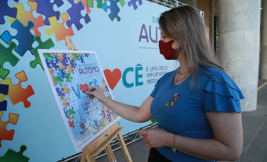 Noventa peças formam o quebra-cabeça que uniu autoridades do Paraná em prol da conscientização sobre o Transtorno do Espectro Autista, nesta segunda-feira (5). Em uma ação organizada pela Superintendência Geral de Ação Solidária do Governo do Estado (SGAS), o governador Carlos Massa Ratinho Junior, secretários de Estado e chefes de outros poderes compareceram ao Palácio Iguaçu para montarem uma peça do mosaico que serve de metáfora para a complexidade do autismo. Foto: Valdelino Pontes