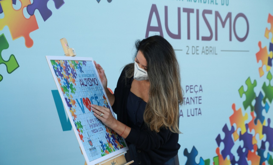 Noventa peças formam o quebra-cabeça que uniu autoridades do Paraná em prol da conscientização sobre o Transtorno do Espectro Autista, nesta segunda-feira (5). Em uma ação organizada pela Superintendência Geral de Ação Solidária do Governo do Estado (SGAS), o governador Carlos Massa Ratinho Junior, secretários de Estado e chefes de outros poderes compareceram ao Palácio Iguaçu para montarem uma peça do mosaico que serve de metáfora para a complexidade do autismo. Foto: Valdelino Pontes