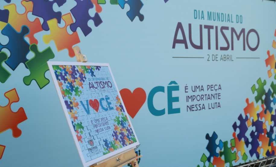 Noventa peças formam o quebra-cabeça que uniu autoridades do Paraná em prol da conscientização sobre o Transtorno do Espectro Autista, nesta segunda-feira (5). Em uma ação organizada pela Superintendência Geral de Ação Solidária do Governo do Estado (SGAS), o governador Carlos Massa Ratinho Junior, secretários de Estado e chefes de outros poderes compareceram ao Palácio Iguaçu para montarem uma peça do mosaico que serve de metáfora para a complexidade do autismo. Foto: Valdelino Pontes