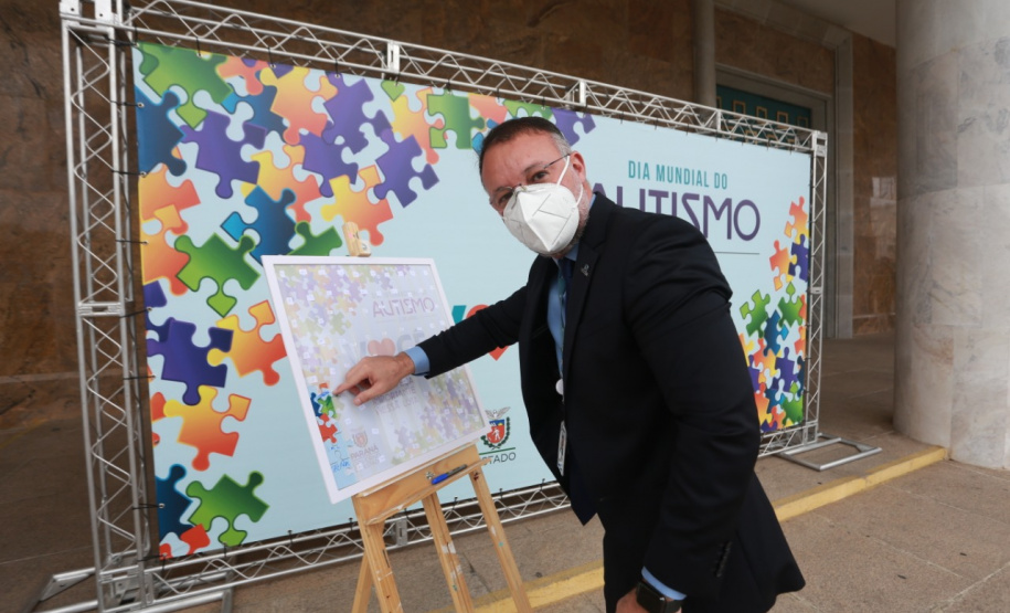 Noventa peças formam o quebra-cabeça que uniu autoridades do Paraná em prol da conscientização sobre o Transtorno do Espectro Autista, nesta segunda-feira (5). Em uma ação organizada pela Superintendência Geral de Ação Solidária do Governo do Estado (SGAS), o governador Carlos Massa Ratinho Junior, secretários de Estado e chefes de outros poderes compareceram ao Palácio Iguaçu para montarem uma peça do mosaico que serve de metáfora para a complexidade do autismo. Foto: Valdelino Pontes