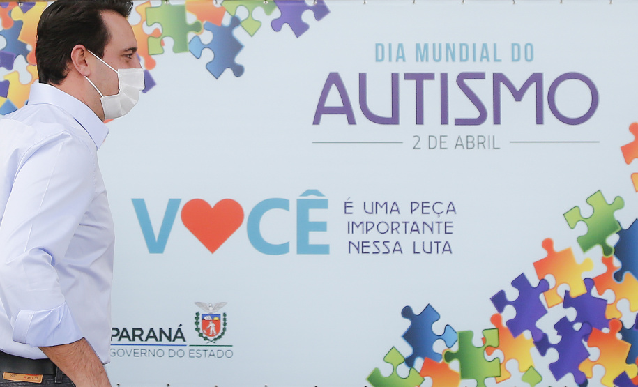 Noventa peças formam o quebra-cabeça que uniu autoridades do Paraná em prol da conscientização sobre o Transtorno do Espectro Autista, nesta segunda-feira (5). Em uma ação organizada pela Superintendência Geral de Ação Solidária do Governo do Estado (SGAS), o governador Carlos Massa Ratinho Junior, secretários de Estado e chefes de outros poderes compareceram ao Palácio Iguaçu para montarem uma peça do mosaico que serve de metáfora para a complexidade do autismo.Foto: Jonathan Campos/AEN