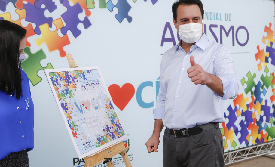 Noventa peças formam o quebra-cabeça que uniu autoridades do Paraná em prol da conscientização sobre o Transtorno do Espectro Autista, nesta segunda-feira (5). Em uma ação organizada pela Superintendência Geral de Ação Solidária do Governo do Estado (SGAS), o governador Carlos Massa Ratinho Junior, secretários de Estado e chefes de outros poderes compareceram ao Palácio Iguaçu para montarem uma peça do mosaico que serve de metáfora para a complexidade do autismo.Foto: Jonathan Campos/AEN