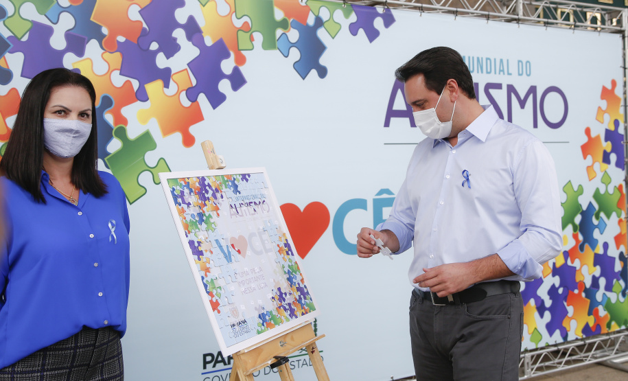 Noventa peças formam o quebra-cabeça que uniu autoridades do Paraná em prol da conscientização sobre o Transtorno do Espectro Autista, nesta segunda-feira (5). Em uma ação organizada pela Superintendência Geral de Ação Solidária do Governo do Estado (SGAS), o governador Carlos Massa Ratinho Junior, secretários de Estado e chefes de outros poderes compareceram ao Palácio Iguaçu para montarem uma peça do mosaico que serve de metáfora para a complexidade do autismo.Foto: Jonathan Campos/AEN