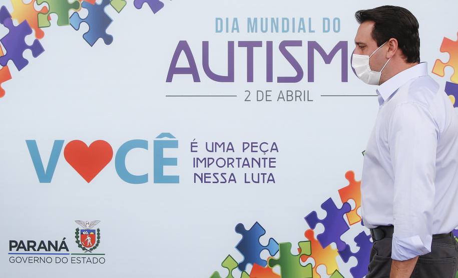 Noventa peças formam o quebra-cabeça que uniu autoridades do Paraná em prol da conscientização sobre o Transtorno do Espectro Autista, nesta segunda-feira (5). Em uma ação organizada pela Superintendência Geral de Ação Solidária do Governo do Estado (SGAS), o governador Carlos Massa Ratinho Junior, secretários de Estado e chefes de outros poderes compareceram ao Palácio Iguaçu para montarem uma peça do mosaico que serve de metáfora para a complexidade do autismo.Foto: Jonathan Campos/AEN