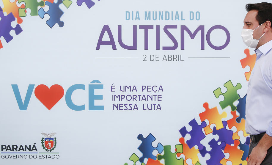 Noventa peças formam o quebra-cabeça que uniu autoridades do Paraná em prol da conscientização sobre o Transtorno do Espectro Autista, nesta segunda-feira (5). Em uma ação organizada pela Superintendência Geral de Ação Solidária do Governo do Estado (SGAS), o governador Carlos Massa Ratinho Junior, secretários de Estado e chefes de outros poderes compareceram ao Palácio Iguaçu para montarem uma peça do mosaico que serve de metáfora para a complexidade do autismo.Foto: Jonathan Campos/AEN