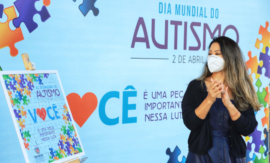 Noventa peças formam o quebra-cabeça que uniu autoridades do Paraná em prol da conscientização sobre o Transtorno do Espectro Autista, nesta segunda-feira (5). Em uma ação organizada pela Superintendência Geral de Ação Solidária do Governo do Estado (SGAS), o governador Carlos Massa Ratinho Junior, secretários de Estado e chefes de outros poderes compareceram ao Palácio Iguaçu para montarem uma peça do mosaico que serve de metáfora para a complexidade do autismo.Foto: Jose Fernando Ogura/AEN