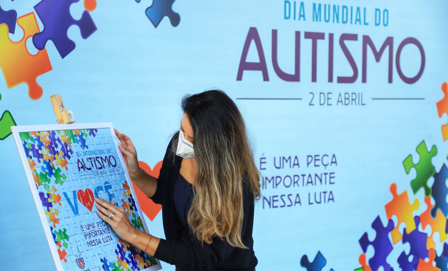 Noventa peças formam o quebra-cabeça que uniu autoridades do Paraná em prol da conscientização sobre o Transtorno do Espectro Autista, nesta segunda-feira (5). Em uma ação organizada pela Superintendência Geral de Ação Solidária do Governo do Estado (SGAS), o governador Carlos Massa Ratinho Junior, secretários de Estado e chefes de outros poderes compareceram ao Palácio Iguaçu para montarem uma peça do mosaico que serve de metáfora para a complexidade do autismo.Foto: Jose Fernando Ogura/AEN
