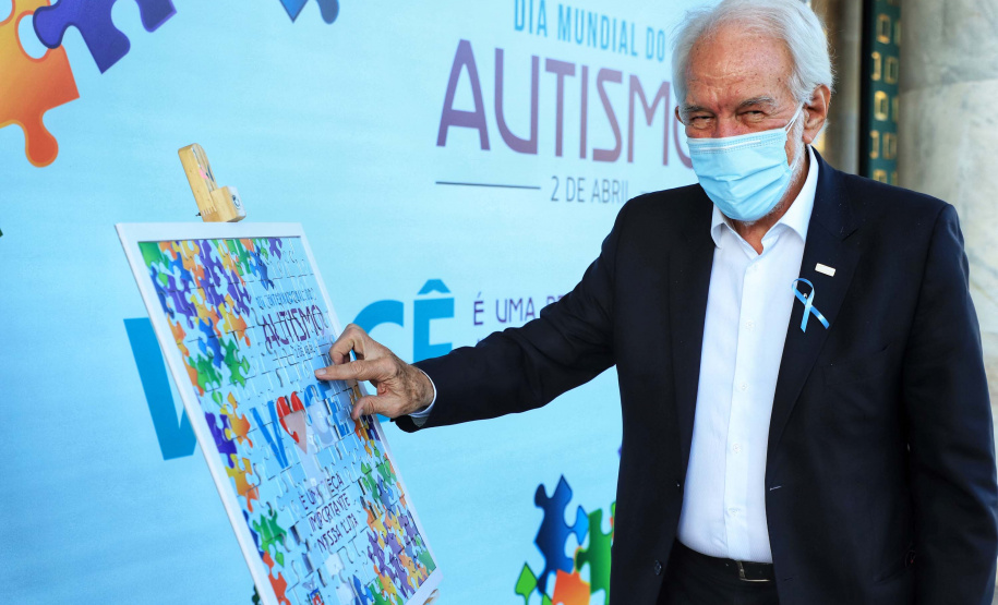 Noventa peças formam o quebra-cabeça que uniu autoridades do Paraná em prol da conscientização sobre o Transtorno do Espectro Autista, nesta segunda-feira (5). Em uma ação organizada pela Superintendência Geral de Ação Solidária do Governo do Estado (SGAS), o governador Carlos Massa Ratinho Junior, secretários de Estado e chefes de outros poderes compareceram ao Palácio Iguaçu para montarem uma peça do mosaico que serve de metáfora para a complexidade do autismo.Foto: Jose Fernando Ogura/AEN