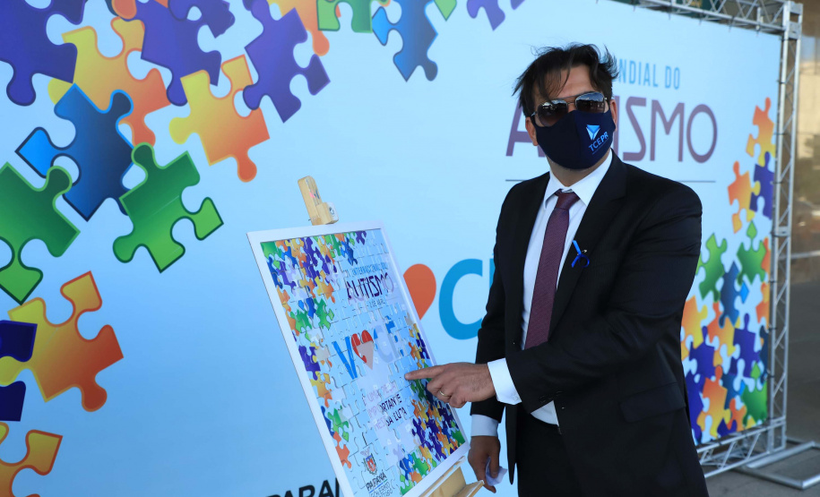 Noventa peças formam o quebra-cabeça que uniu autoridades do Paraná em prol da conscientização sobre o Transtorno do Espectro Autista, nesta segunda-feira (5). Em uma ação organizada pela Superintendência Geral de Ação Solidária do Governo do Estado (SGAS), o governador Carlos Massa Ratinho Junior, secretários de Estado e chefes de outros poderes compareceram ao Palácio Iguaçu para montarem uma peça do mosaico que serve de metáfora para a complexidade do autismo.Foto: Jose Fernando Ogura/AEN