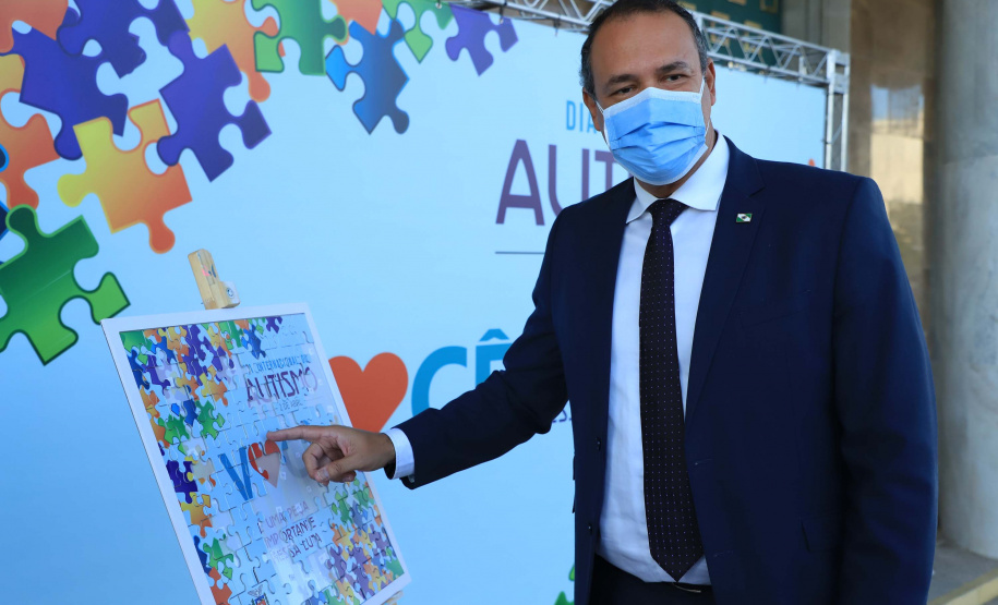 Noventa peças formam o quebra-cabeça que uniu autoridades do Paraná em prol da conscientização sobre o Transtorno do Espectro Autista, nesta segunda-feira (5). Em uma ação organizada pela Superintendência Geral de Ação Solidária do Governo do Estado (SGAS), o governador Carlos Massa Ratinho Junior, secretários de Estado e chefes de outros poderes compareceram ao Palácio Iguaçu para montarem uma peça do mosaico que serve de metáfora para a complexidade do autismo.Foto: Jose Fernando Ogura/AEN