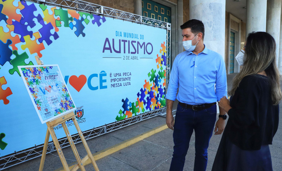 Noventa peças formam o quebra-cabeça que uniu autoridades do Paraná em prol da conscientização sobre o Transtorno do Espectro Autista, nesta segunda-feira (5). Em uma ação organizada pela Superintendência Geral de Ação Solidária do Governo do Estado (SGAS), o governador Carlos Massa Ratinho Junior, secretários de Estado e chefes de outros poderes compareceram ao Palácio Iguaçu para montarem uma peça do mosaico que serve de metáfora para a complexidade do autismo.Foto: Jose Fernando Ogura/AEN