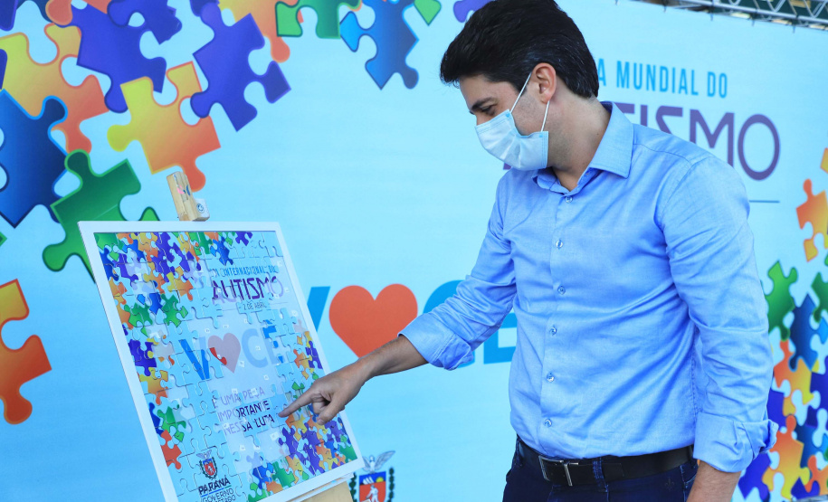 Noventa peças formam o quebra-cabeça que uniu autoridades do Paraná em prol da conscientização sobre o Transtorno do Espectro Autista, nesta segunda-feira (5). Em uma ação organizada pela Superintendência Geral de Ação Solidária do Governo do Estado (SGAS), o governador Carlos Massa Ratinho Junior, secretários de Estado e chefes de outros poderes compareceram ao Palácio Iguaçu para montarem uma peça do mosaico que serve de metáfora para a complexidade do autismo.Foto: Jose Fernando Ogura/AEN