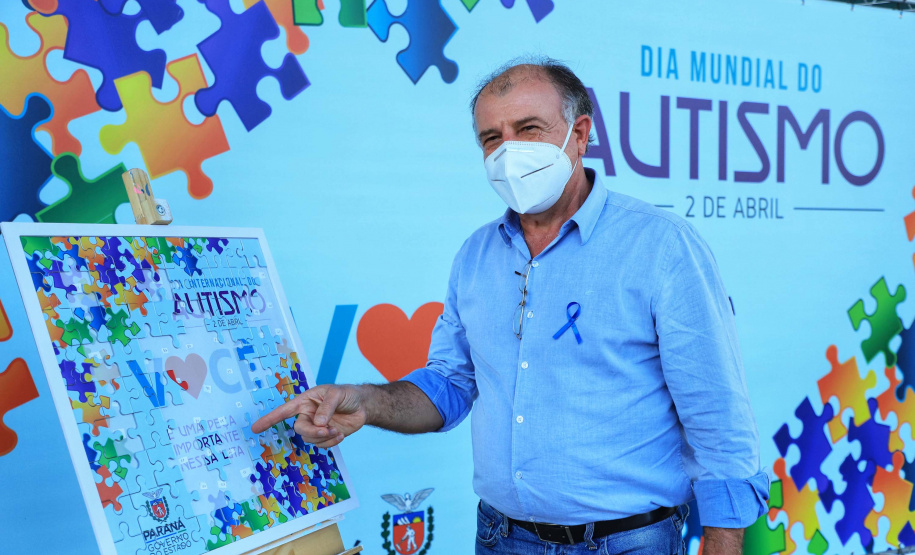 Noventa peças formam o quebra-cabeça que uniu autoridades do Paraná em prol da conscientização sobre o Transtorno do Espectro Autista, nesta segunda-feira (5). Em uma ação organizada pela Superintendência Geral de Ação Solidária do Governo do Estado (SGAS), o governador Carlos Massa Ratinho Junior, secretários de Estado e chefes de outros poderes compareceram ao Palácio Iguaçu para montarem uma peça do mosaico que serve de metáfora para a complexidade do autismo.Foto: Jose Fernando Ogura/AEN