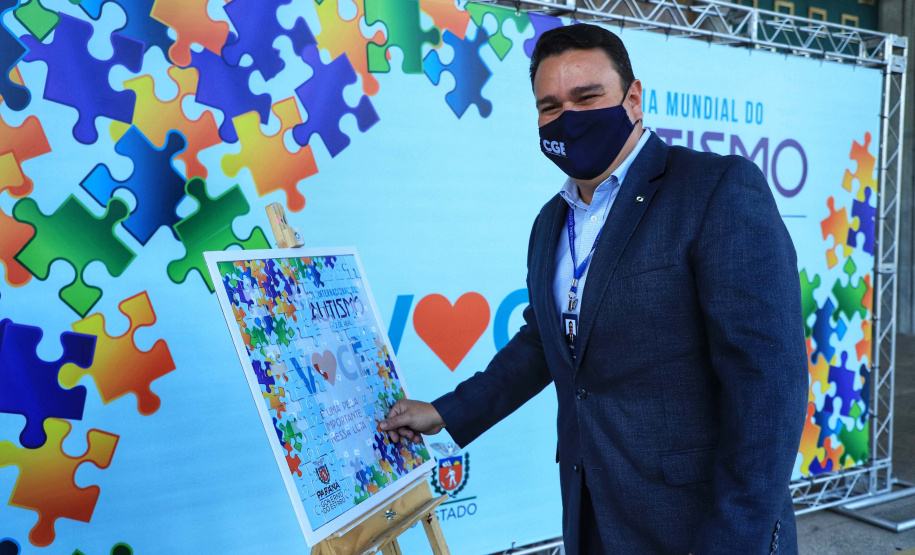 Noventa peças formam o quebra-cabeça que uniu autoridades do Paraná em prol da conscientização sobre o Transtorno do Espectro Autista, nesta segunda-feira (5). Em uma ação organizada pela Superintendência Geral de Ação Solidária do Governo do Estado (SGAS), o governador Carlos Massa Ratinho Junior, secretários de Estado e chefes de outros poderes compareceram ao Palácio Iguaçu para montarem uma peça do mosaico que serve de metáfora para a complexidade do autismo.Foto: Jose Fernando Ogura/AEN