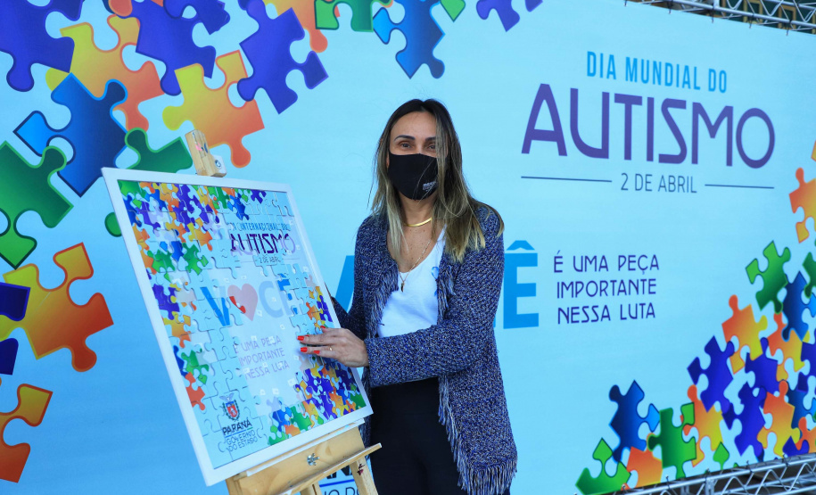 Noventa peças formam o quebra-cabeça que uniu autoridades do Paraná em prol da conscientização sobre o Transtorno do Espectro Autista, nesta segunda-feira (5). Em uma ação organizada pela Superintendência Geral de Ação Solidária do Governo do Estado (SGAS), o governador Carlos Massa Ratinho Junior, secretários de Estado e chefes de outros poderes compareceram ao Palácio Iguaçu para montarem uma peça do mosaico que serve de metáfora para a complexidade do autismo.Foto: Jose Fernando Ogura/AEN