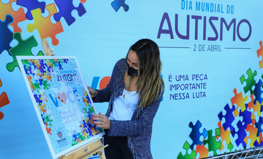 Noventa peças formam o quebra-cabeça que uniu autoridades do Paraná em prol da conscientização sobre o Transtorno do Espectro Autista, nesta segunda-feira (5). Em uma ação organizada pela Superintendência Geral de Ação Solidária do Governo do Estado (SGAS), o governador Carlos Massa Ratinho Junior, secretários de Estado e chefes de outros poderes compareceram ao Palácio Iguaçu para montarem uma peça do mosaico que serve de metáfora para a complexidade do autismo.Foto: Jose Fernando Ogura/AEN