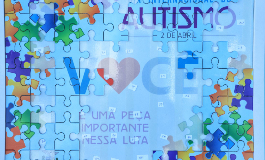 Noventa peças formam o quebra-cabeça que uniu autoridades do Paraná em prol da conscientização sobre o Transtorno do Espectro Autista, nesta segunda-feira (5). Em uma ação organizada pela Superintendência Geral de Ação Solidária do Governo do Estado (SGAS), o governador Carlos Massa Ratinho Junior, secretários de Estado e chefes de outros poderes compareceram ao Palácio Iguaçu para montarem uma peça do mosaico que serve de metáfora para a complexidade do autismo.Foto: Jose Fernando Ogura/AEN
