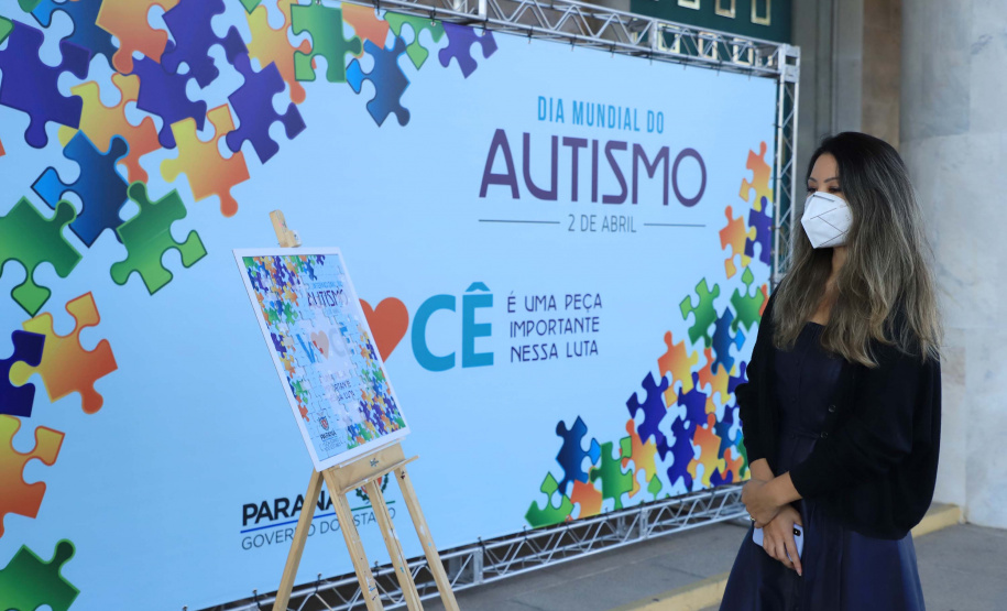 Noventa peças formam o quebra-cabeça que uniu autoridades do Paraná em prol da conscientização sobre o Transtorno do Espectro Autista, nesta segunda-feira (5). Em uma ação organizada pela Superintendência Geral de Ação Solidária do Governo do Estado (SGAS), o governador Carlos Massa Ratinho Junior, secretários de Estado e chefes de outros poderes compareceram ao Palácio Iguaçu para montarem uma peça do mosaico que serve de metáfora para a complexidade do autismo.Foto: Jose Fernando Ogura/AEN
