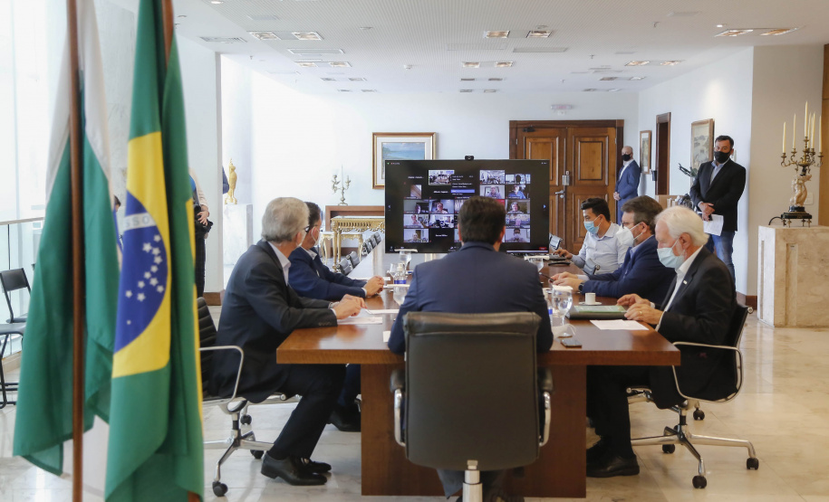 Com o apoio institucional do Governo do Estado por meio do programa de incentivo fiscal, seis cooperativas paranaenses se uniram para a construção de uma nova maltaria na região dos Campos Gerais.
O anúncio foi feito nesta segunda-feira (05), durante a assembleia virtual comemorativa dos 50 anos do Sistema Ocepar, pelo governador Carlos Massa Ratinho Junior e pelo diretor-presidente da Agrária, Jorge Karl. Foto: Jonathan Campos/AEN