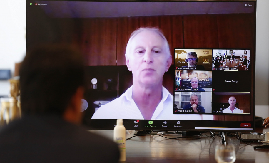 Com o apoio institucional do Governo do Estado por meio do programa de incentivo fiscal, seis cooperativas paranaenses se uniram para a construção de uma nova maltaria na região dos Campos Gerais.
O anúncio foi feito nesta segunda-feira (05), durante a assembleia virtual comemorativa dos 50 anos do Sistema Ocepar, pelo governador Carlos Massa Ratinho Junior e pelo diretor-presidente da Agrária, Jorge Karl. Foto: Jonathan Campos/AEN