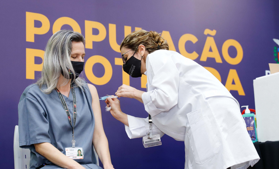 Paraná vacina quase 1,2 milhão de pessoas e mantém média acima da nacional - Foto: Rodrigo Félix Leal/AEN