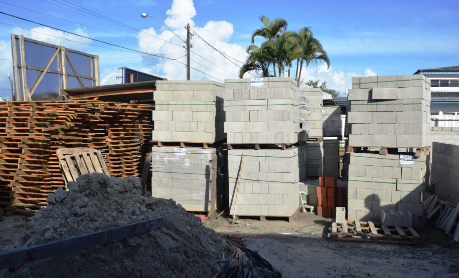 O secretário de Estado da Saúde, Beto Preto, visitou o Hospital Regional de Guaraqueçaba e as obras da maternidade anexa ao pronto socorro do município de Guaratuba nesta segunda-feira (5).
Foto: Américo Antonio/SESA