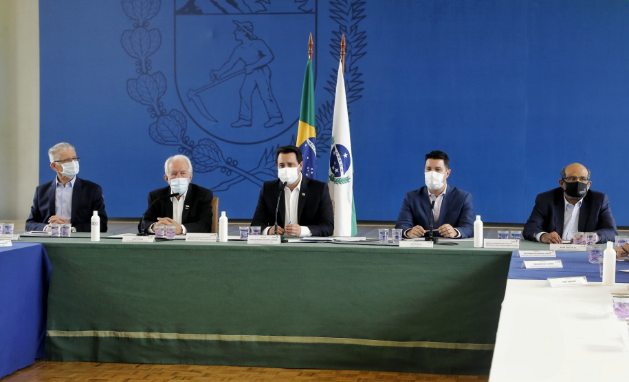 As pequenas e microempresas paranaenses dos segmentos mais afetados pela pandemia receberão um auxílio emergencial do Governo do Estado. O anúncio foi feito na manhã desta terça-feira (6) pelo governador Carlos Massa Ratinho Junior em um encontro com deputados estaduais, chefes de outros Poderes e representantes do setor produtivo. Foto:Gilson Abreu/AEN