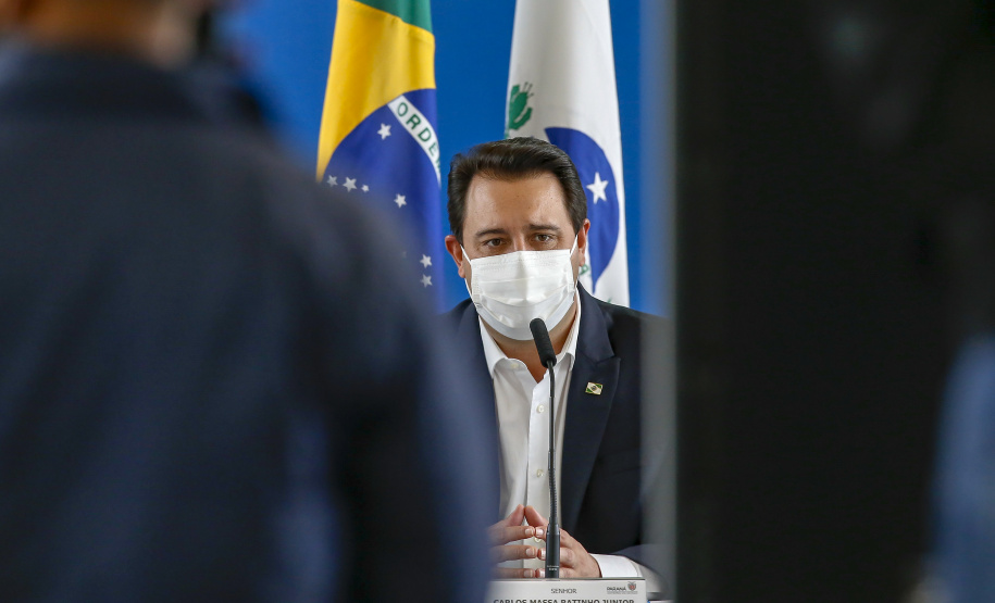 O governador Carlos Massa Ratinho Junior anunciou nesta terça-feira (6) no Palácio Iguaçu que a campanha de vacinação no Paraná vai até a meia-noite a partir dos próximos dias em alguns municípios, esforço que se soma à campanha de domingo a domingo para agilizar a imunização no Estado. A ideia é acelerar a aplicação das doses que estão disponíveis.Foto Gilson Abreu/AEN