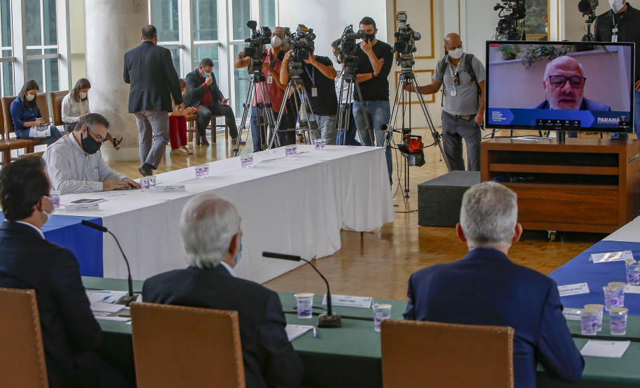 O governador Carlos Massa Ratinho Junior anunciou nesta terça-feira (6) no Palácio Iguaçu que a campanha de vacinação no Paraná vai até a meia-noite a partir dos próximos dias em alguns municípios, esforço que se soma à campanha de domingo a domingo para agilizar a imunização no Estado. A ideia é acelerar a aplicação das doses que estão disponíveis.Foto Gilson Abreu/AEN