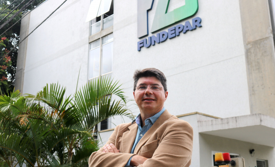 O Instituto Paranaense de Desenvolvimento Educacional (FUNDEPAR) tem novo nome na sua presidência. O engenheiro Marcelo Pimentel Bueno assumiu o cargo de diretor-presidente e se reuniu nessa terça-feira (6), com a equipe da autarquia para conhecer, avaliar e definir os trabalhos desenvolvidos. -  Curitiba, 06/04/2021  -  Foto: Divulgação Fundepar