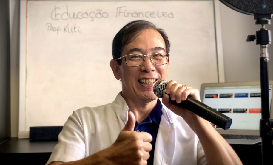 Professor Kiiti Ito em sua casa, onde atualmente leciona suas aulas remotas. - Foto: /Arquivo pessoal