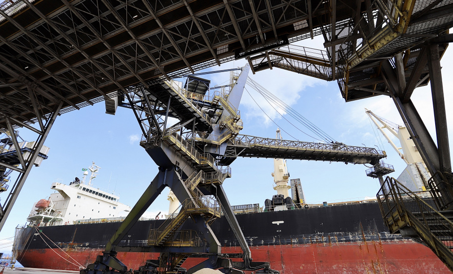 O volume de soja exportado pelo Corredor de Exportação Leste do Porto de Paranaguá (Corex) aumentou quase 232% de fevereiro para março. Este ano, no primeiro trimestre, pelo complexo que integra os silos públicos e nove terminais privados, foram exportadas 2.166.837 toneladas do granel. -  Paranaguá, 06/04/2021  -  Foto: C;audio Neves/Portos do Paraná