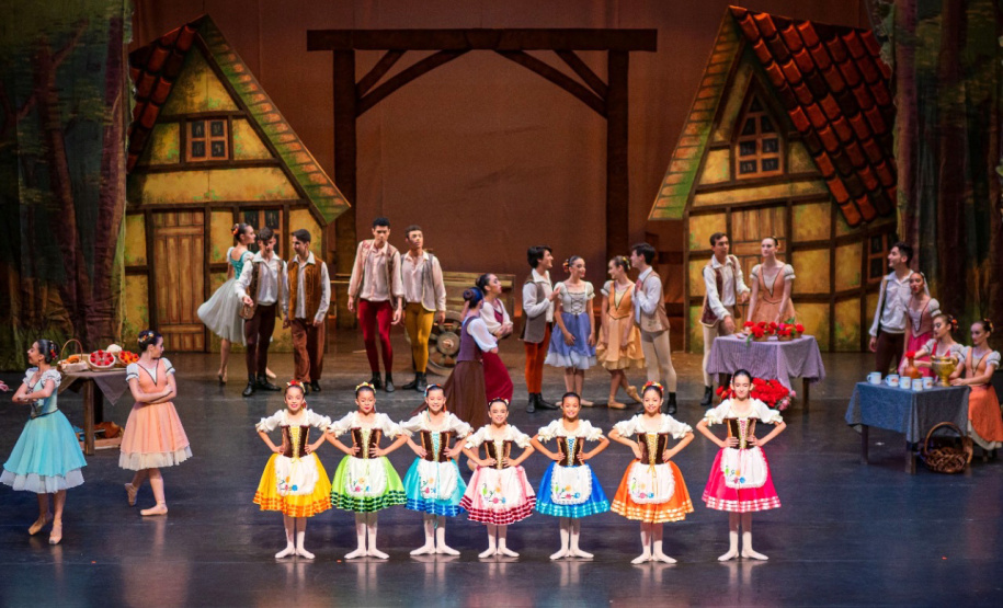 A Escola de Dança Teatro Guaíra celebra hoje 65 anos, sendo uma das instituições públicas de ensino de balé mais antigas do país. A EDTG já formou mais de 15 mil alunos e fez mais mil apresentações em todo o país, incluindo grandes sucessos como “A Bela e Fera”, com mais de 40 mil espectadores, e “Olimpo”, coreografia criada para homenagear os jogos olímpicos. A comemoração este ano será virtual em função da pandemia do coronavírus. Curitiba, 06/04/2021 - Foto: Cesar Band