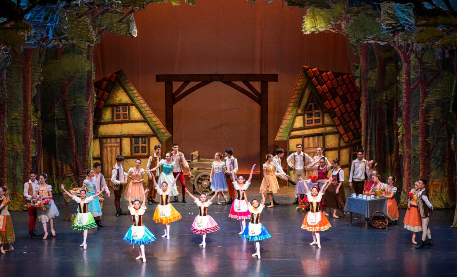 A Escola de Dança Teatro Guaíra celebra hoje 65 anos, sendo uma das instituições públicas de ensino de balé mais antigas do país. A EDTG já formou mais de 15 mil alunos e fez mais mil apresentações em todo o país, incluindo grandes sucessos como “A Bela e Fera”, com mais de 40 mil espectadores, e “Olimpo”, coreografia criada para homenagear os jogos olímpicos. A comemoração este ano será virtual em função da pandemia do coronavírus. Curitiba, 06/04/2021 - Foto: Cesar Band