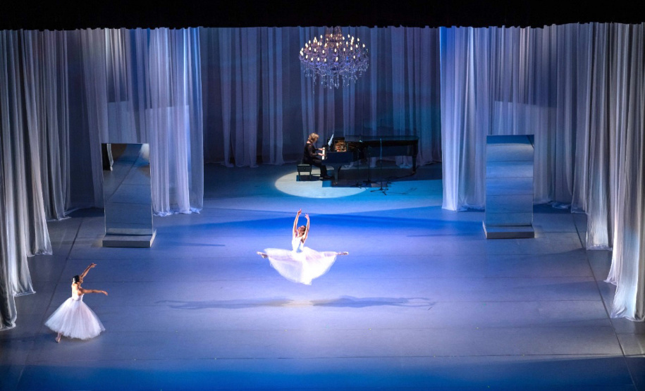 A Escola de Dança Teatro Guaíra celebra hoje 65 anos, sendo uma das instituições públicas de ensino de balé mais antigas do país. A EDTG já formou mais de 15 mil alunos e fez mais mil apresentações em todo o país, incluindo grandes sucessos como “A Bela e Fera”, com mais de 40 mil espectadores, e “Olimpo”, coreografia criada para homenagear os jogos olímpicos. A comemoração este ano será virtual em função da pandemia do coronavírus. Curitiba, 06/04/2021 - Foto: Cesar Band