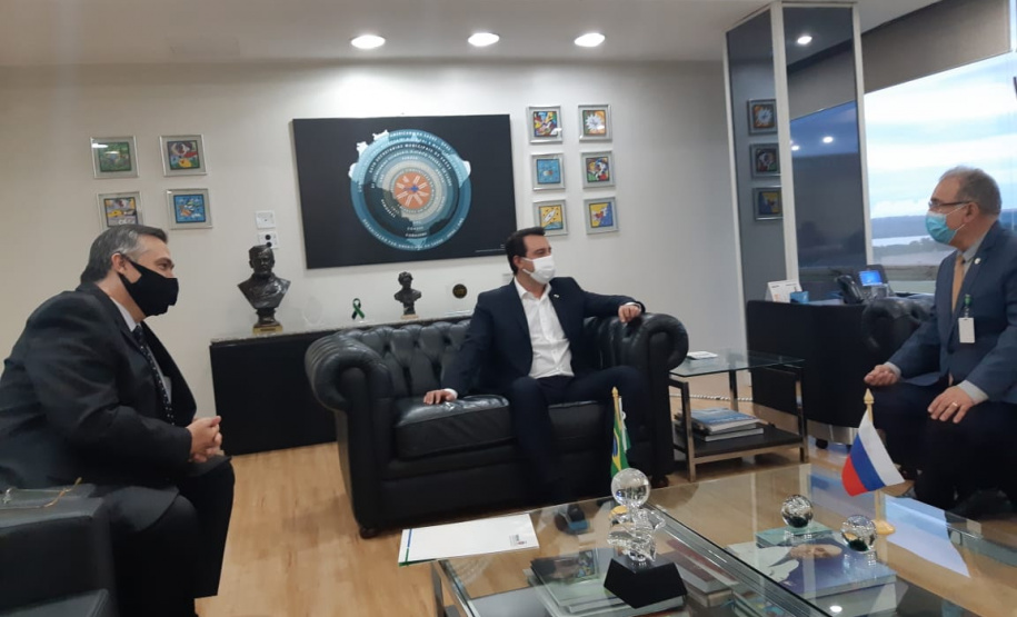O governador Carlos Massa Ratinho Junior se reuniu com o ministro da Saúde, Marcelo Queiroga, nesta terça-feira (6) em Brasília. A pauta do encontro envolveu recomposição de quantitativos de vacinas contra a Covid-19 para os grupos prioritários, mais agilidade na entrega dos imunizantes ao Paraná e reedição da lei federal 13.979/20, que permitia contratações emergenciais, com dispensa de licitação, para atender necessidades de enfrentamento célere da pandemia. Foto: Ministério da Saúde