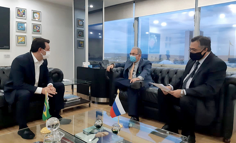 O governador Carlos Massa Ratinho Junior se reuniu com o ministro da Saúde, Marcelo Queiroga, nesta terça-feira (6) em Brasília. A pauta do encontro envolveu recomposição de quantitativos de vacinas contra a Covid-19 para os grupos prioritários, mais agilidade na entrega dos imunizantes ao Paraná e reedição da lei federal 13.979/20, que permitia contratações emergenciais, com dispensa de licitação, para atender necessidades de enfrentamento célere da pandemia. Foto: Ministério da Saúde