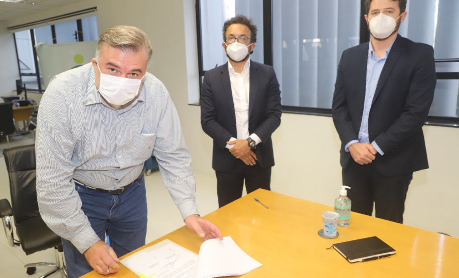 Nesta terça-feira (06) foi assinado pelo secretário de Justiça, Família e Trabalho, Ney Leprevost, e pelo diretor-presidente da Fomento Paraná, Heraldo Neves, um acordo de cooperação para viabilizar a contratação de linhas de microcrédito para pequenos negócios com o Banco do Empreendedor e Banco da Mulher Paranaense. - Curitiba, 06/04/2021 - Foto: SEJUF