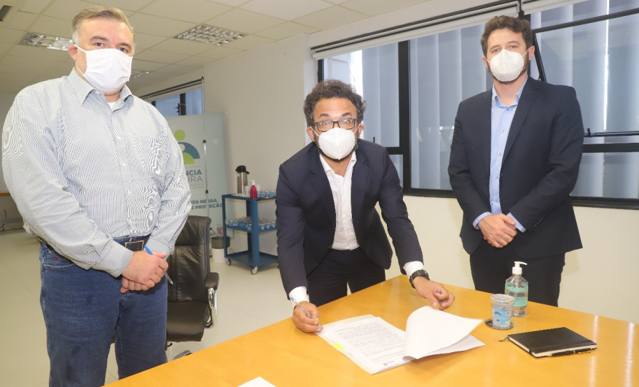 Nesta terça-feira (06) foi assinado pelo secretário de Justiça, Família e Trabalho, Ney Leprevost, e pelo diretor-presidente da Fomento Paraná, Heraldo Neves, um acordo de cooperação para viabilizar a contratação de linhas de microcrédito para pequenos negócios com o Banco do Empreendedor e Banco da Mulher Paranaense. - Curitiba, 06/04/2021 - Foto: SEJUF