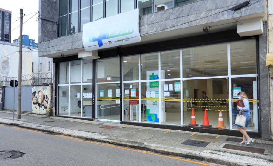 Nesta terça-feira (06) foi assinado pelo secretário de Justiça, Família e Trabalho, Ney Leprevost, e pelo diretor-presidente da Fomento Paraná, Heraldo Neves, um acordo de cooperação para viabilizar a contratação de linhas de microcrédito para pequenos negócios com o Banco do Empreendedor e Banco da Mulher Paranaense. - Curitiba, 06/04/2021 - Foto: SEJUF