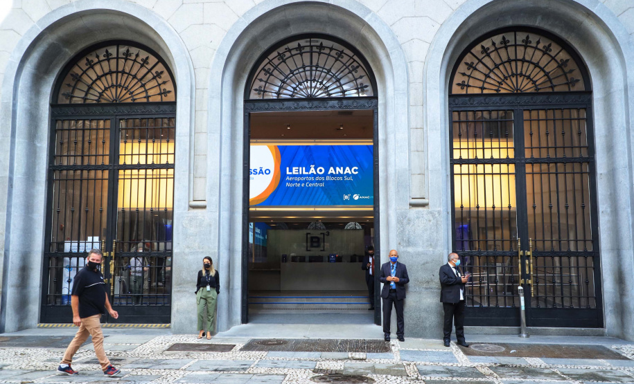 Afonso Pena e outros três aeroportos do Paraná passam à concessão privada.O governador Carlos Massa Ratinho Junior e o secretário estadual da Infraestrutura, Sandro Alex, acompanharam o leilão na sede da B3, em São Paulo. Foto: José Fernando Ogura/AEN