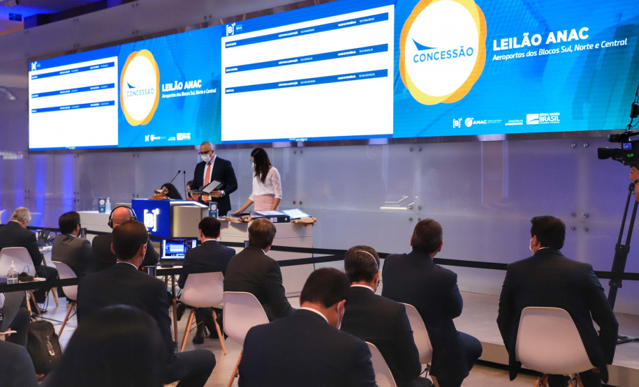 Afonso Pena e outros três aeroportos do Paraná passam à concessão privada.O governador Carlos Massa Ratinho Junior e o secretário estadual da Infraestrutura, Sandro Alex, acompanharam o leilão na sede da B3, em São Paulo. Foto: José Fernando Ogura/AEN