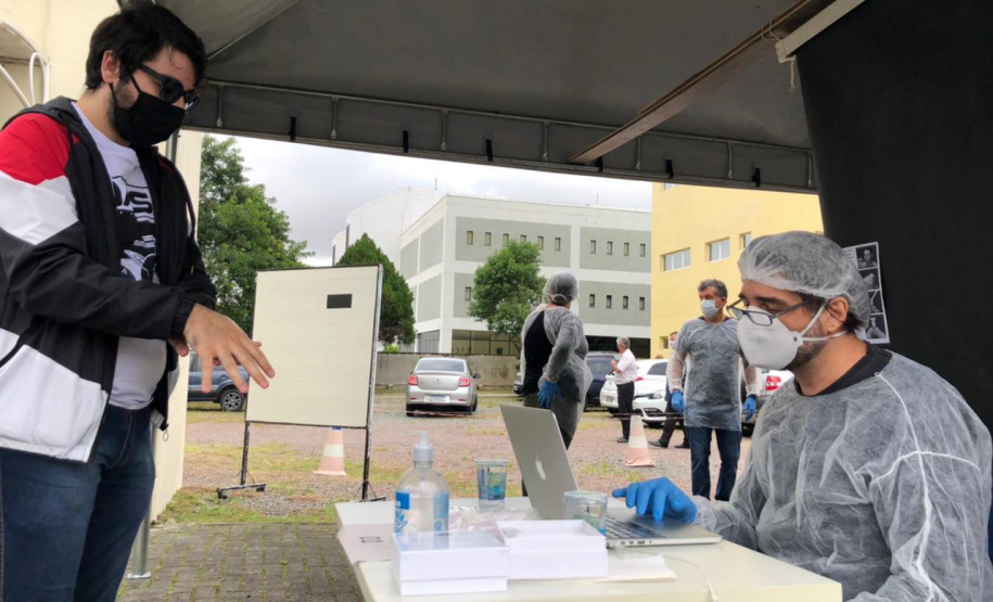 Nesta quarta-feira (7), a Universidade Estadual do Paraná (Unespar) aplicou, de forma gratuita, testes moleculares (RT-PCR) na comunidade universitária para detecção do novo coronavírus em pessoas assintomáticas. - Curitiba, 07/04/2021 - Foto: Unespar