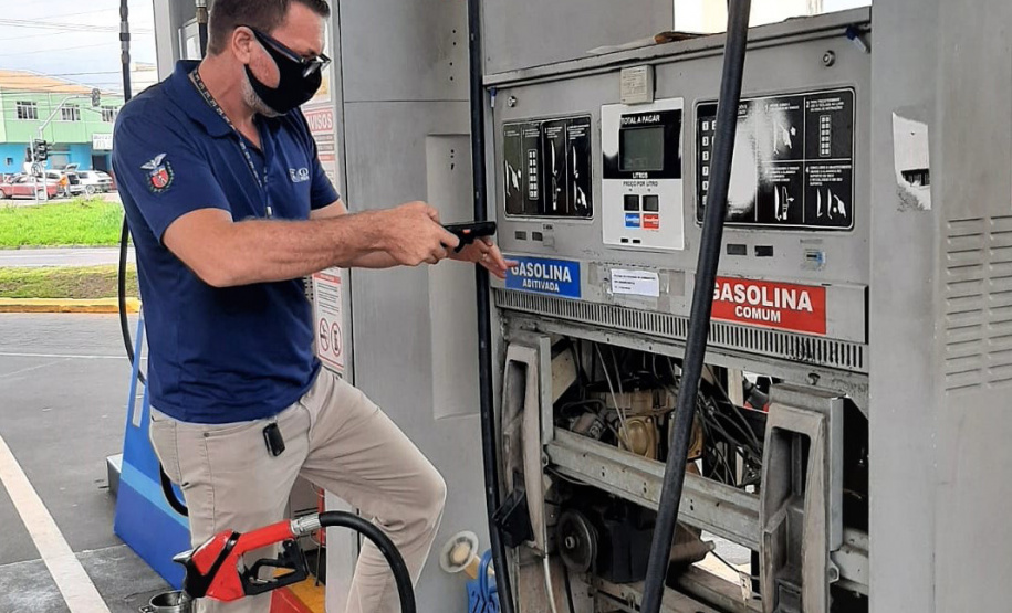 O Instituto de Pesos e Medidas do Paraná (Ipem-PR) participou da ação nacional comandada pelo Instituto Nacional de Metrologia, Qualidade e Tecnologia ? Inmetro, que fiscalizou bombas de combustíveis em todo país. - Curitiba, 07/04/2021 - Foto: IPEM