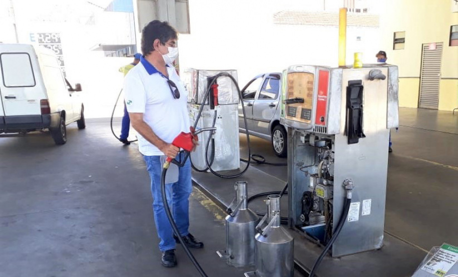 O Instituto de Pesos e Medidas do Paraná (Ipem-PR) participou da ação nacional comandada pelo Instituto Nacional de Metrologia, Qualidade e Tecnologia ? Inmetro, que fiscalizou bombas de combustíveis em todo país. - Curitiba, 07/04/2021 - Foto: IPEM